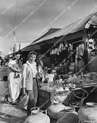 crp-02089 1956 Donna Reed in East African market does some shopping on location film Beyond Mombasa crp-02089