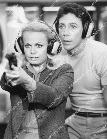 crp-02251 1981 Sally Struthers, Gary Wood at the target range TVM A Gun in the House crp-02251