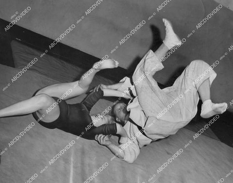 crp-02325 1957 Marilyn Monroe look-alike Toni West judo instructor after mauling by the mob crp-02325