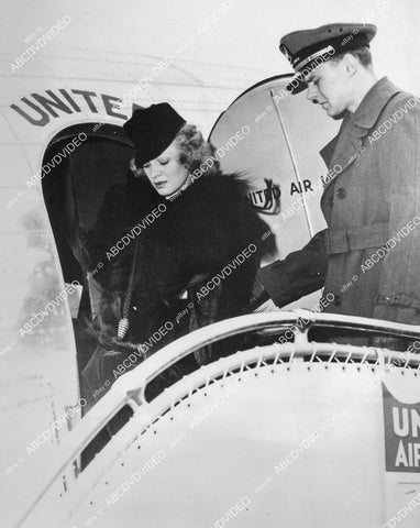 crp-02334 1940 Miss Winnie Haveler dance instructor flies to NY to see John Barrymore crp-02334