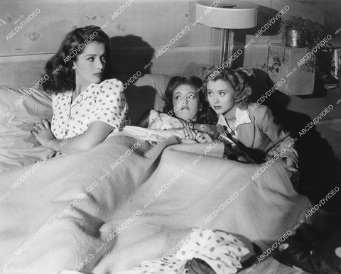 crp-02361 1944 Jinx Falkenburg, Shirley Mills, Marcia Mae Jones share a bed film Nine Girls crp-02361