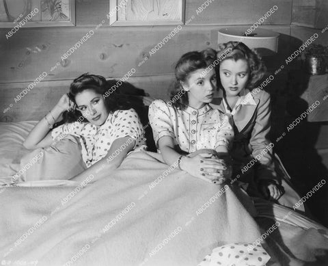 crp-02362 1944 Jinx Falkenburg, Shirley Mills, Marcia Mae Jones share a bed film Nine Girls crp-02362