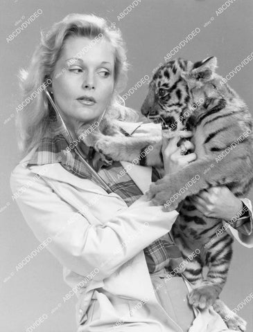 crp-02418 1978 beautiful Carol Lynley w baby tiger cub TVM The Beasts Are In the Streets crp-02418