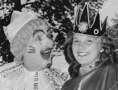 crp-00256 news photo clown & lovely Phyllis Lee Miss Soy Bean Princess in General Mills soy festival crp-00256