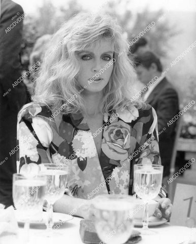 crp-02648 1988 Donna Mills having lunch outdoors TV Knotts Landing crp-02648