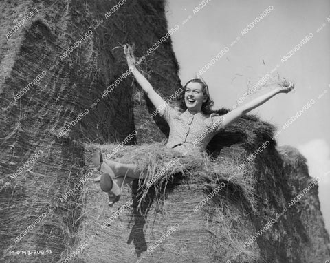 crp-02781 1938 Rosalind Russell at converted Tudor farmhouse Buckinghamshire film The Citadel crp-02781