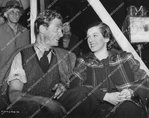 crp-02782 1938 candid Robert Donat, Rosalind Russell on set film The Citadel crp-02782