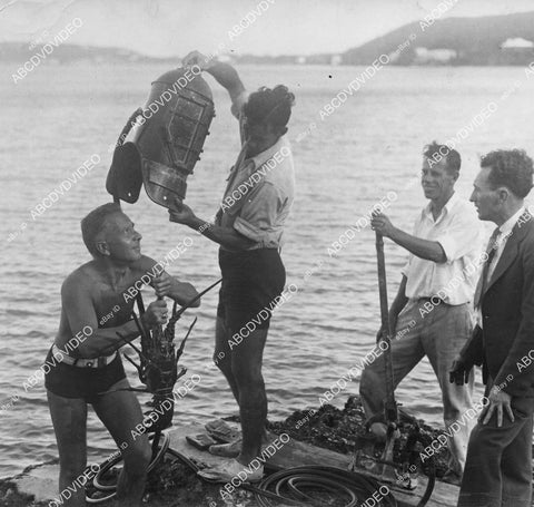 crp-02807 1920's Bert Hazeltine vintage scuba gear diving helmet catches lobster in Bermuda crp-02807