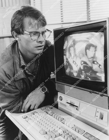 crp-03003 1989 Peter Scolari at the modern computer TV Microcops crp-03003