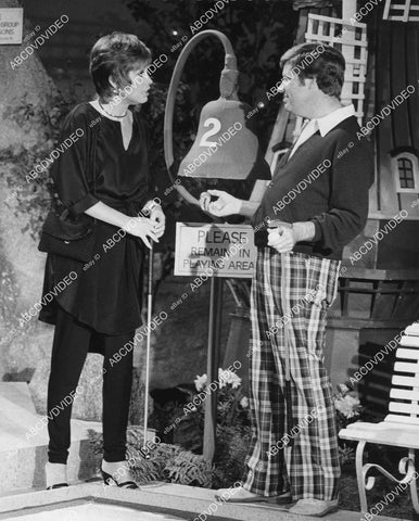 crp-03050 1978 Mary Tyler Moore, James Hampton on miniature golf course TV Mary crp-03050