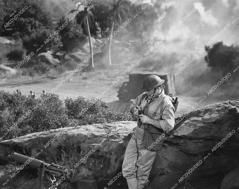crp-03169 1942 Brian Donlevy opening a Coke bottle film Two Yanks in Trinidad crp-03169