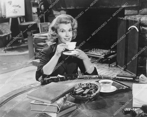 crp-00317 1960 Jayne Meadows w a cup of coffee film College Confidential crp-00317