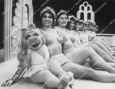crp-03319 1984 Miss Piggy & aquatic ballet dancers film The Great Muppet Caper crp-03319