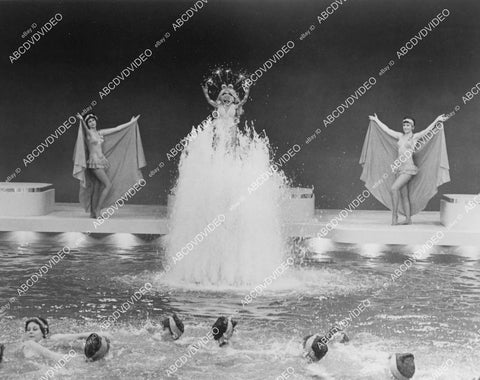 crp-03321 1981 Miss Piggy & aquatic ballet dancers film The Great Muppet Caper crp-03321