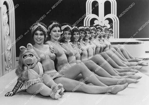 crp-03322 1981 Miss Piggy & aquatic ballet dancers film The Great Muppet Caper crp-03322