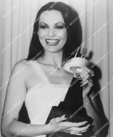crp-03410 1984 singer Crystal Gayle w statue TV 19th Country Music Awards crp-03410