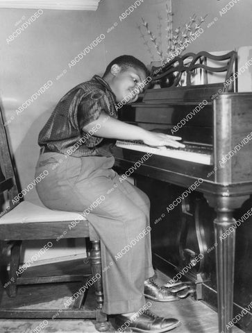 crp-03688 1957 music 17 yo black kid boogie-woogie piano Frank "Sugar Chile" Robinson groovin out crp-03688