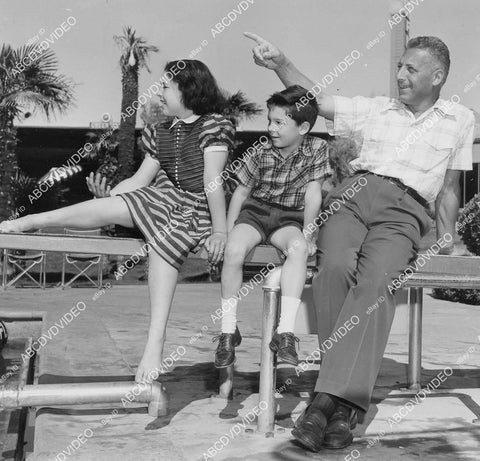 crp-03719 1950 music singer Ezio Pinza, Las Vegas vacation w kids Marie & Pietro crp-03719