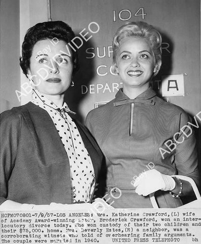 crp-03936 1957 Katherine Crawford in divorce court w neighbor witness Mrs Beverly Estes crp-03936