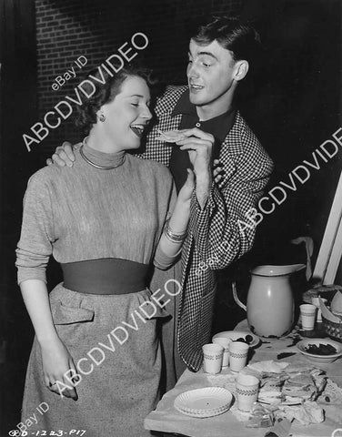 crp-03956 1950 candid Jerome Courtland wife Polly Bergen raid craft food table film He's a Cockeyed Wonder crp-03956