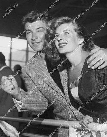 crp-04038 1950 John Bromfield, Corinne Calvet cheer Admiral Drake racehorse at Hollywood Park crp-04038