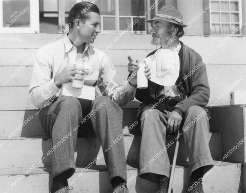 crp-04065 1936 candid Bruce Cabot and cast member have box lunch on set film Fury crp-04065
