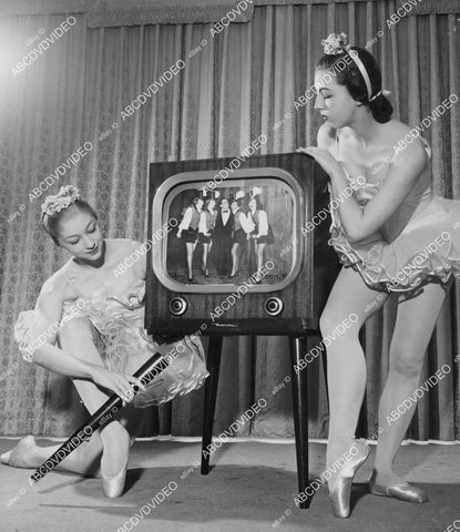 crp-00412 1951 ballet dancers Barbara Bocher Tomi Wortham assemble Motorola Television set w legs crp-00412