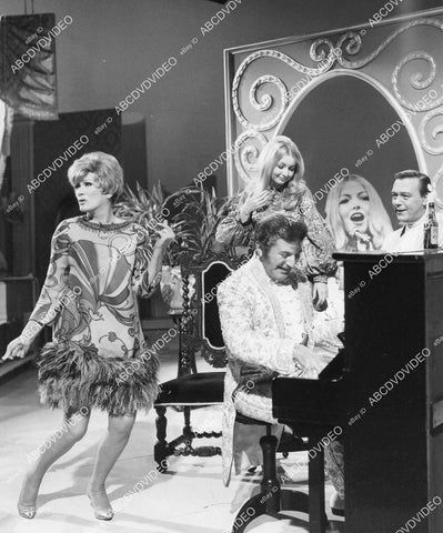 crp-04188 1969 Eve Arden, Liberace, Mary Hopkin, Matt Monto TV The Liberace Show crp-04188
