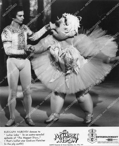 crp-00427 1977 dance ballet Rudolf Nureyev does Swan Lake w Miss Piggy (Graham Fletcher) crp-00427