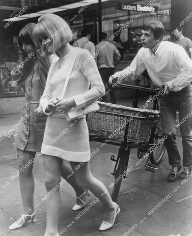 crp-00447 1968 Barry Evans Judy Geeson Angela Scoular Sheila White film Here We Go Round the Mulberry Bush crp-00447