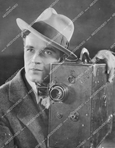 crp-04605 1928 Nick Stuart leaning on his newsreel camera silent film News Parade crp-04605