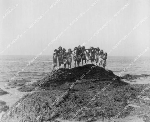 crp-04676 1924 native girls gather at beach silent film The Marriage Cheat crp-04676