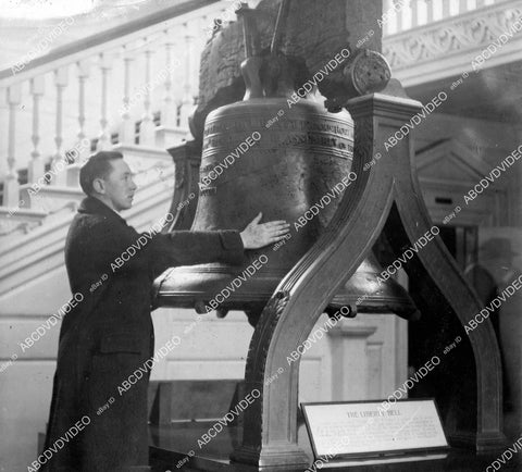 crp-04732 1921 Ireland Donald O'Callaghan, Lord Mayor of Cork embraces Liberty Bell of USA crp-04732