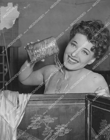 crp-00482 1944 news photo Ellen Drew gets naked behind partition pours cold water over self to beat the heat crp-00482