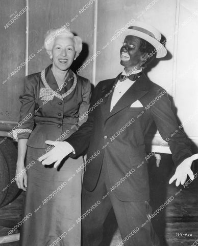 crp-04865 1951 Mrs Grace Kahn w Doris Day in blackface on set film I'll See You in My Dreams crp-04865