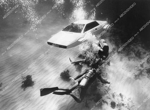 crp-04875 1977 scuba divers attack underwater Lotus car James Bond film Spy Who Loved Me crp-04875