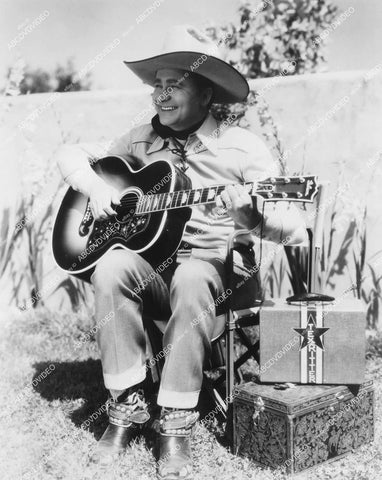 crp-04933 1940's music cowboy singer Tex Ritter w guitar & custom suitcase crp-04933