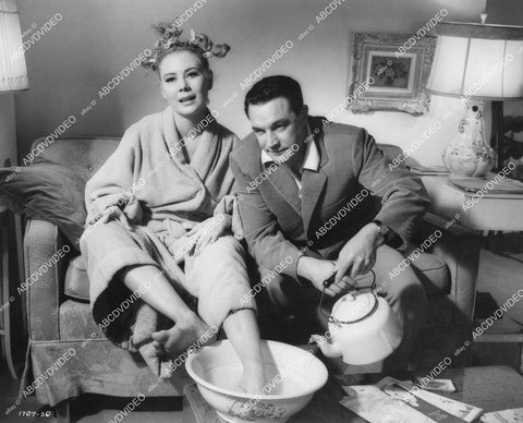 crp-00507 1957 Gene Kelly helps Mitzi Gaynor soak her sore feet film Les Girls crp-00507
