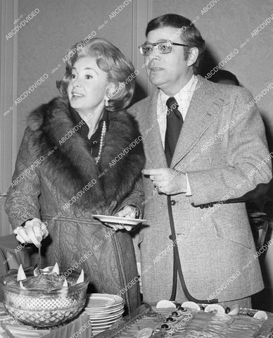crp-05124 1960's Audrey Meadows & Ross Hunter at buffet table at some event crp-05124