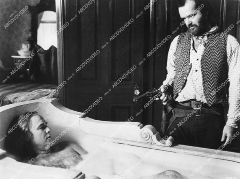 crp-00512 1976 Jack Nicholson pulls gun on Marlon Brando in bathtub film The Missouri Breaks crp-00512