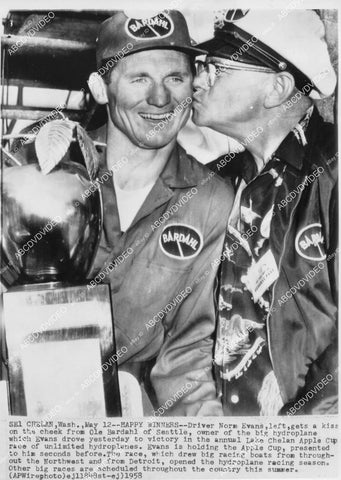 crp-00520 1958 news photo Norm Evans gets kiss from Ole Bardahl owner of hydroplane owner boat racing crp-00520