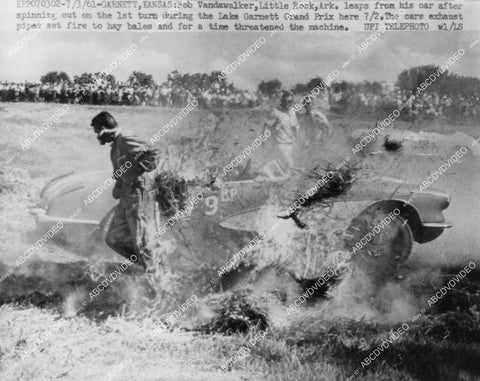 crp-00525 1961 news photo auto racing Bob Vandawalker crashes racecar Lake Garnett Grand Prix, Little Rock, Ark crp-00525
