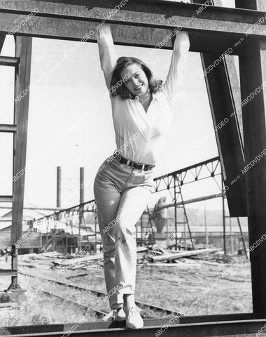 crp-05272 1961 gorgeous Joyce Taylor strikes a pose between scenes film Ring of Fire crp-05272