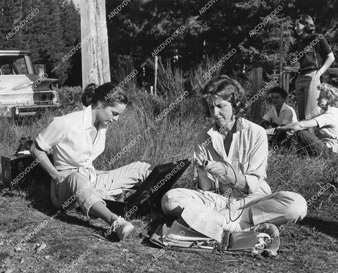 crp-05277 1961 candid Joyce Taylor & Virginia Stone between scenes film Ring of Fire crp-05277