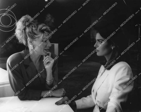 crp-05313 1980's Susan Sullivan, Kristian Alfonso on break for TV Falcon Crest promo crp-05313