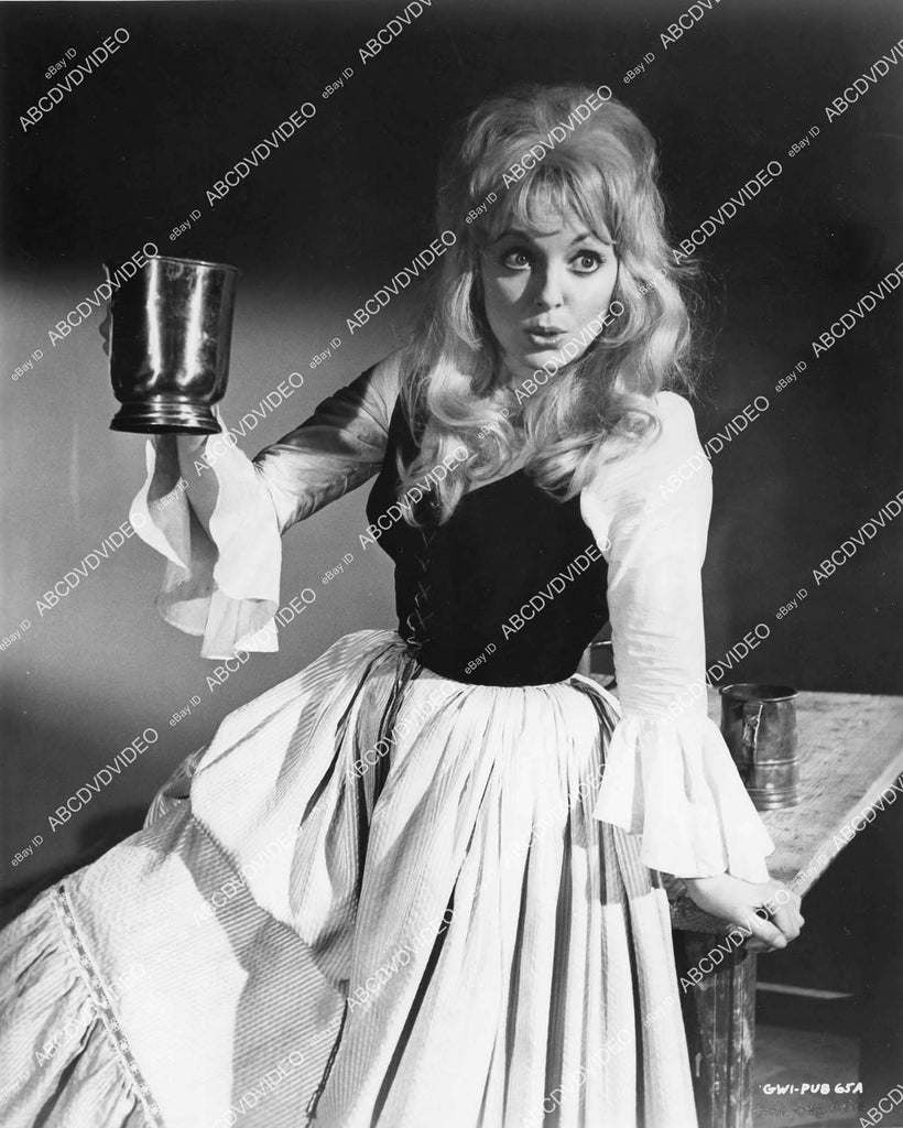 crp-05339 1962 beautiful British beermaid Pauline Stroud holding up a ...