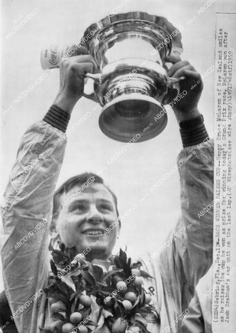 crp-00535 1959 news photo auto racing Bruce McLaren of New Zealand raises trophy at Grand Prix Sebring Fla crp-00535