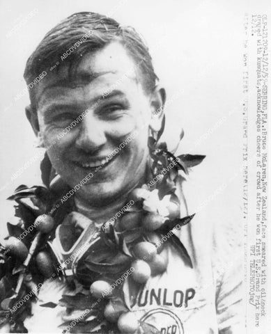 crp-00536 1959 news photo auto racing Bruce McLaren of New Zealand raises trophy at Grand Prix Sebring Fla crp-00536