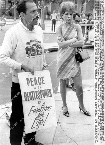 crp-05379 1967 music Beatles peace protestor Harold S York w skeptical onlooker crp-05379