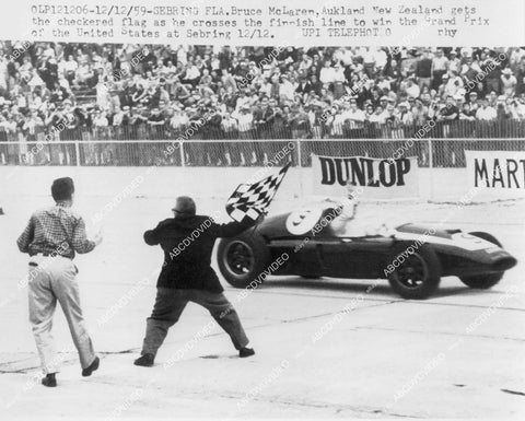 crp-00543 1959 news photo auto racing Bruce McLaren of New Zealand crosses finish line Grand Prix Sebring Fla crp-00543